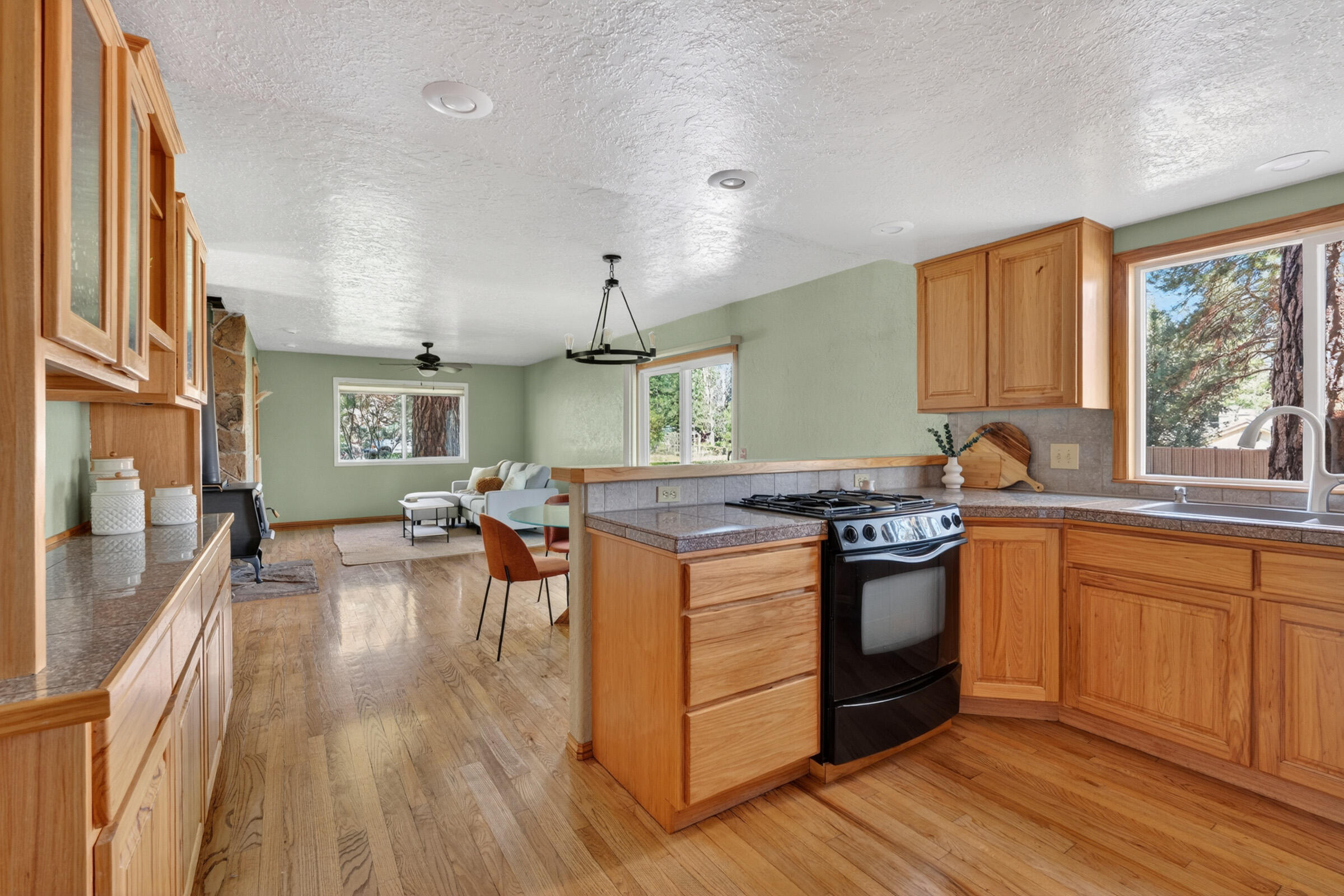 60596 Springtree Court Bend, OR 97702 - Photo 12 of 41 132_Springtree_Pro Property Photos_Bend