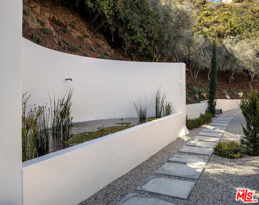 1731 Rising Glen Road Los Angeles, CA 90069 - Photo 19 of 27 a view of a backyard