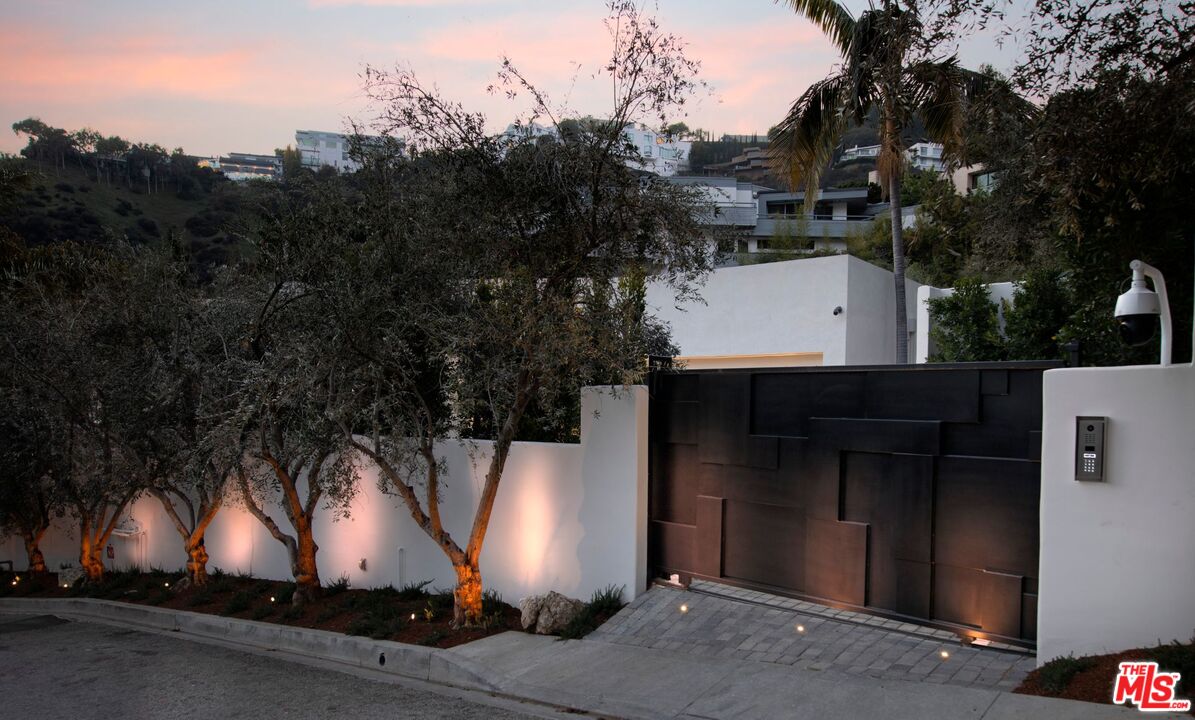 1731 Rising Glen Road Los Angeles, CA 90069 - Photo 26 of 27 a view of a house with a street