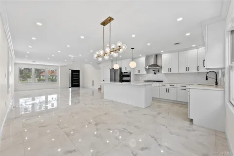 $1,788,000 | 2 Circle Drive, Syosset, NY 11791