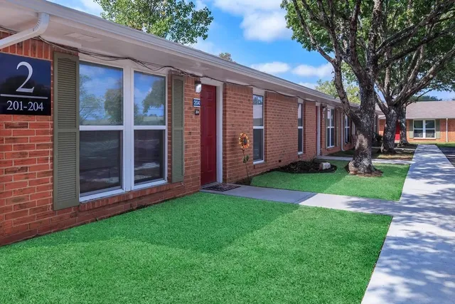 $913 | 401 Highway 95, Elgin, TX 78621