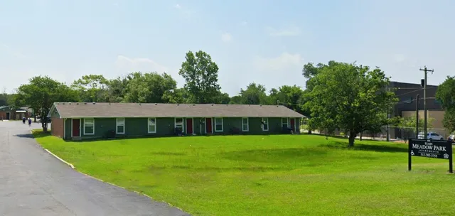 $913 | 401 Highway 95, Elgin, TX 78621