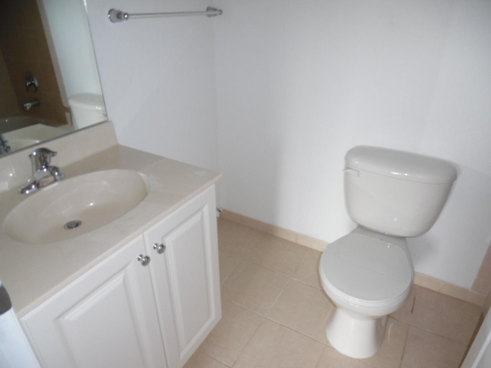 1974 Alamanda Way Riviera Beach, FL 33404 - Photo 18 of 20 Bathroom