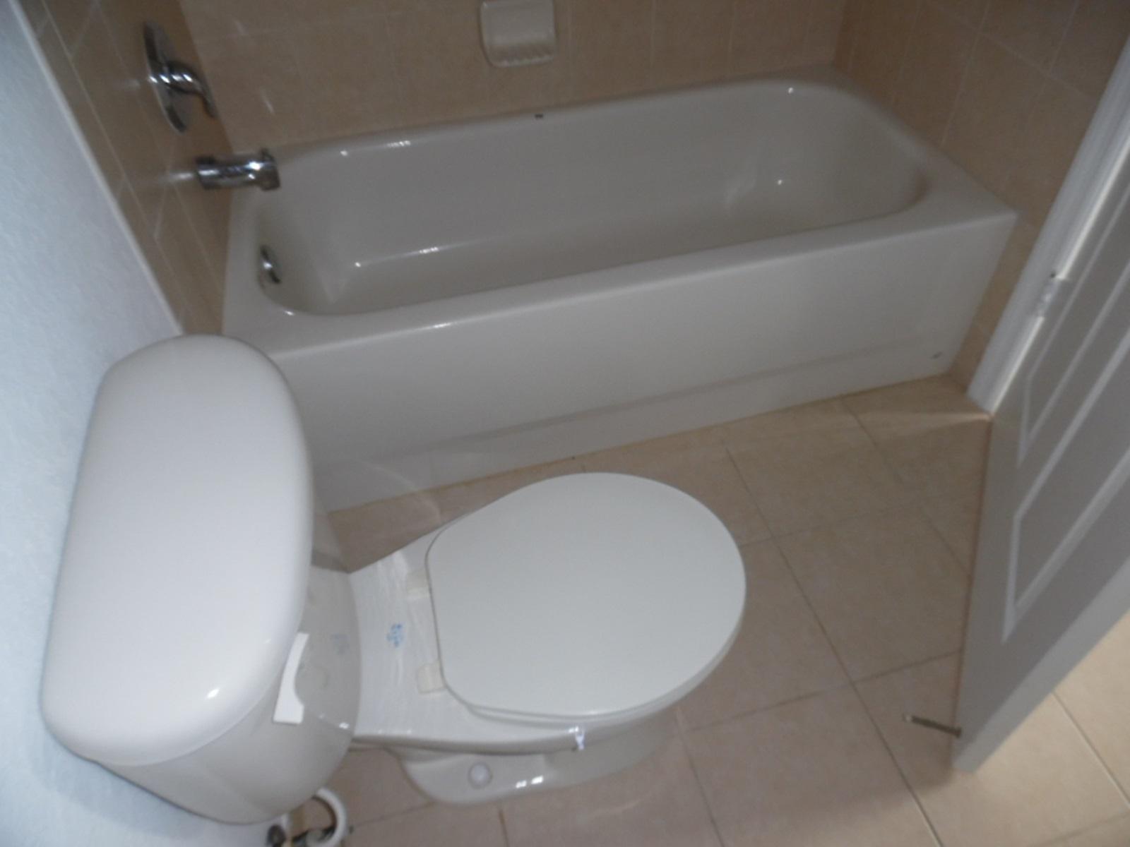 1974 Alamanda Way Riviera Beach, FL 33404 - Photo 19 of 20 Bathroom