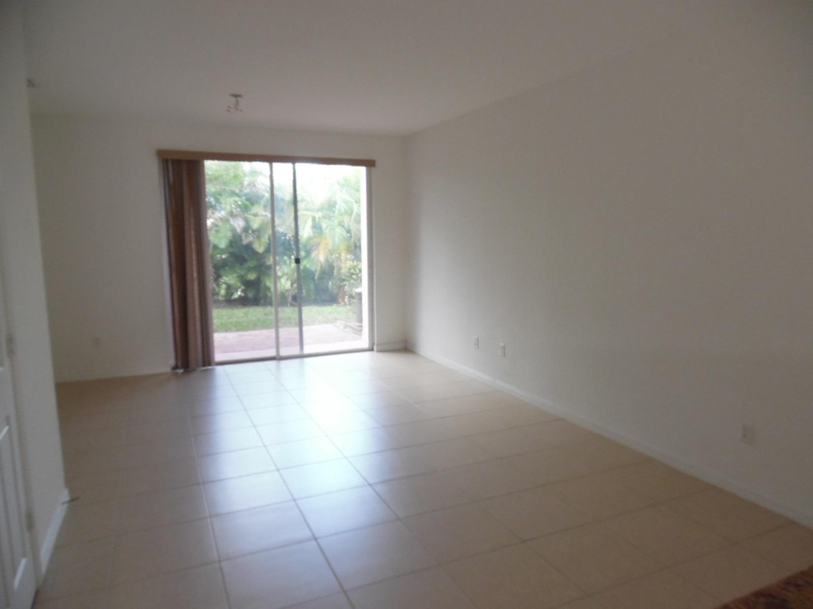 1974 Alamanda Way Riviera Beach, FL 33404 - Photo 2 of 20 Living Room