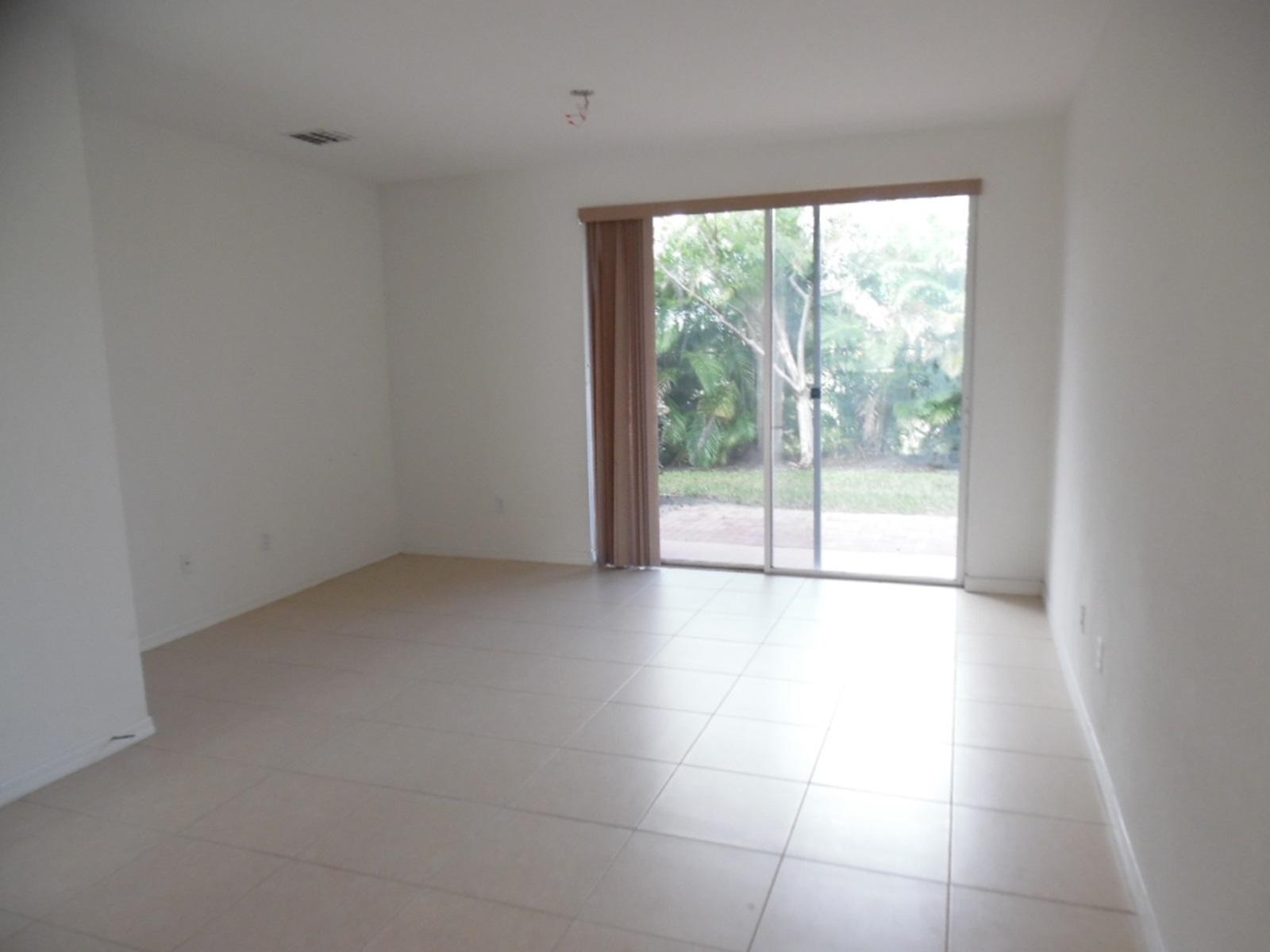1974 Alamanda Way Riviera Beach, FL 33404 - Photo 3 of 20 Living Room