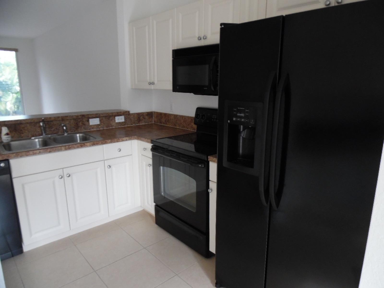 1974 Alamanda Way Riviera Beach, FL 33404 - Photo 9 of 20 Kitchen