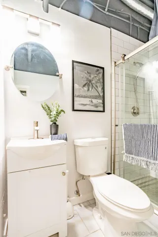 a close up view of a washer and dryer