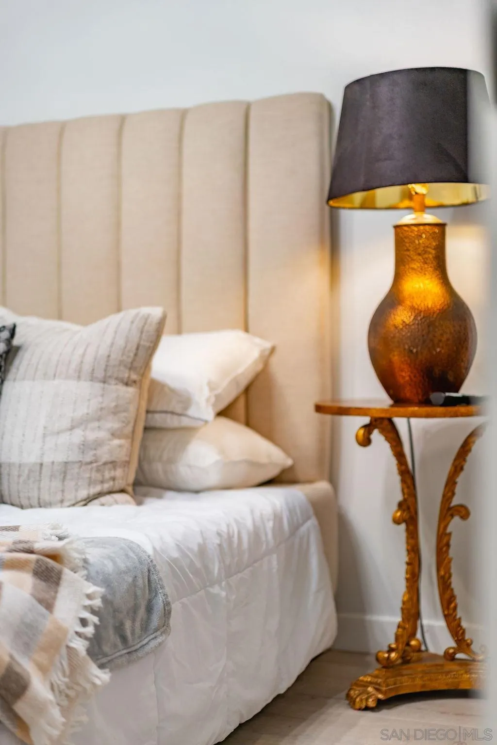 1298 Prospect Street, Unit 2F La Jolla, CA 92037 - Photo 31 of 54 a bedroom with a bed and lamp