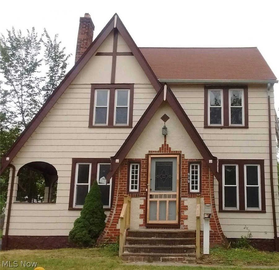 939 Vineshire Road Cleveland Heights, OH 44121 - Photo 1 of 16