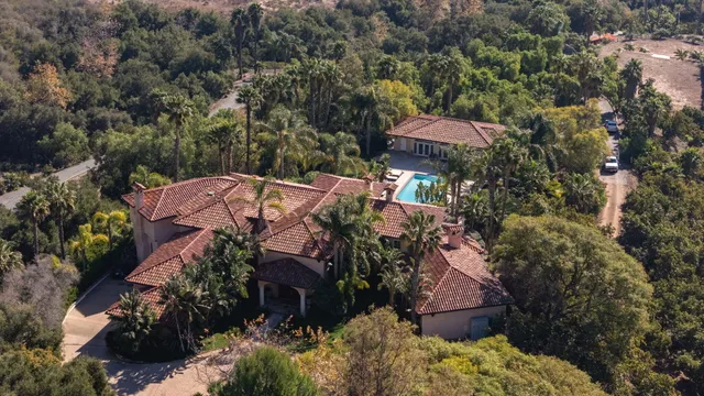 a view of a houses with a yard