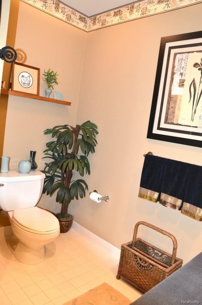 5806 Wellwood Drive Rochester, MI 48306 - Photo 53 of 76 Upper Level ~ Full Bathroom