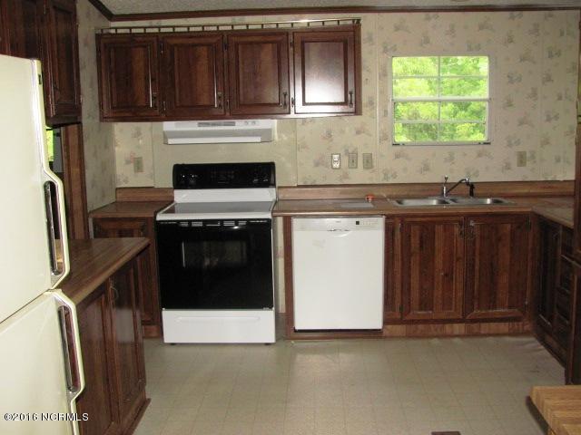 138 Smallwood Road Hubert, NC 28539 - Photo 2 of 15 138 Smallwood Kitchen