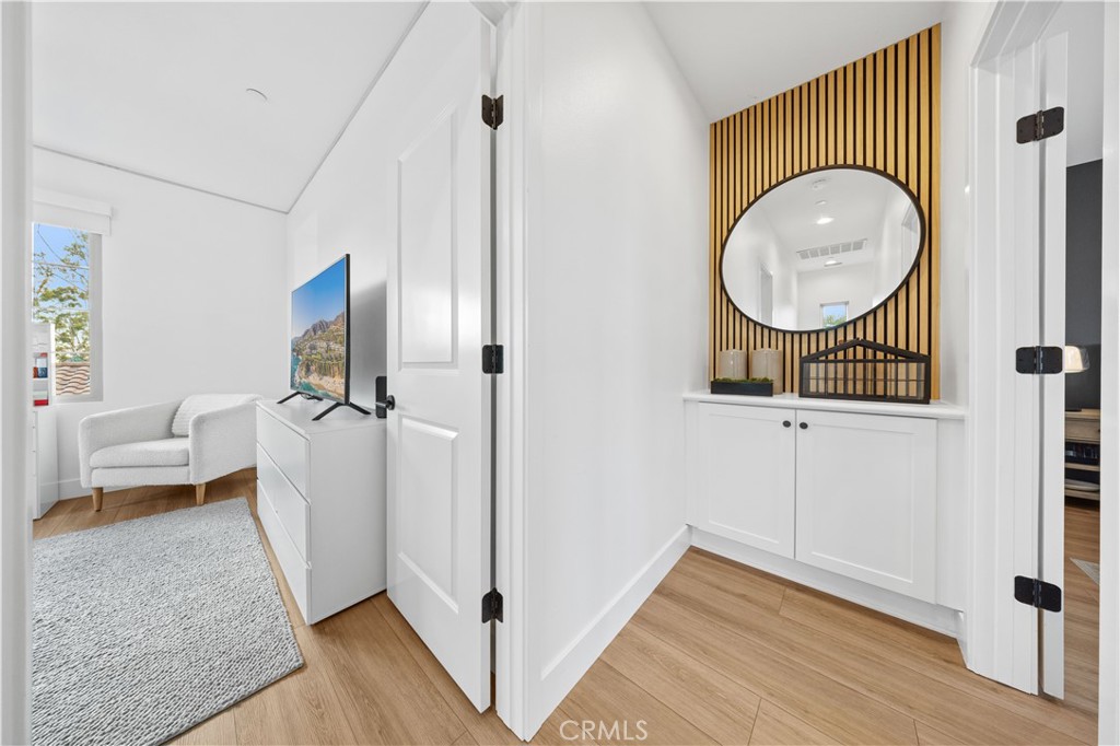 89 Kestrel Irvine, CA 92618 - Photo 25 of 45 a living room with a mirror and a wooden floor