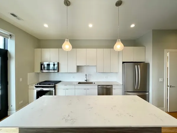 $3,100 | 4555 North Ravenswood Avenue, Unit 403, Chicago, IL 60640