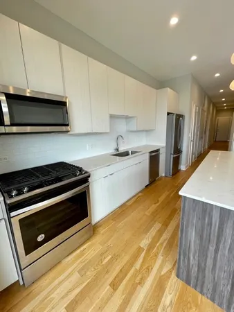 $3,100 | 4555 North Ravenswood Avenue, Unit 403, Chicago, IL 60640