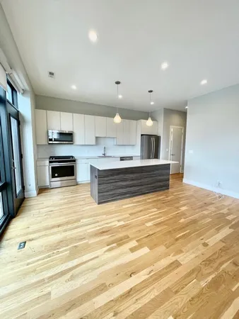 $3,100 | 4555 North Ravenswood Avenue, Unit 403, Chicago, IL 60640