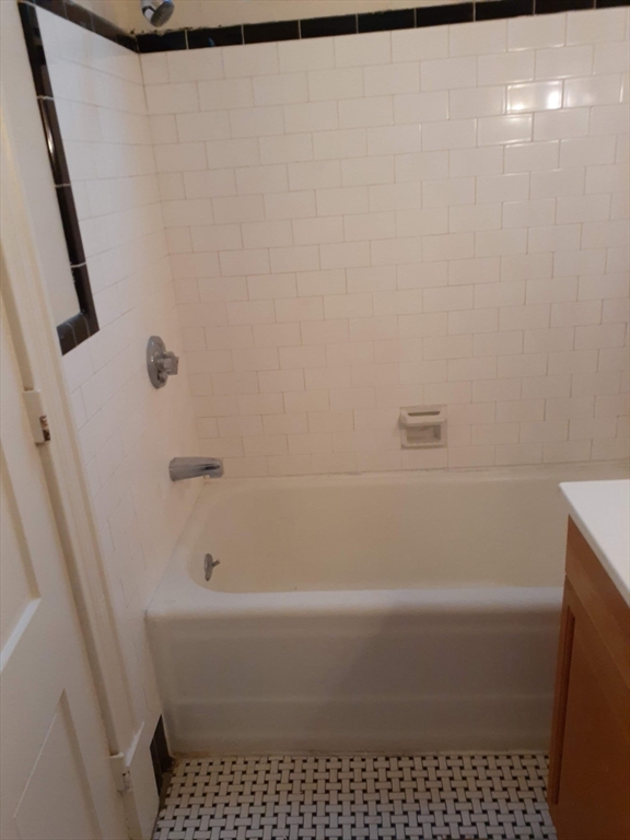 112 School Street Clinton, MA 01510 - Photo 18 of 20 a bathroom with a bathtub