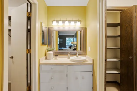 $210,000 | 6085 Lincoln Drive, Unit 222, Edina, MN 55436