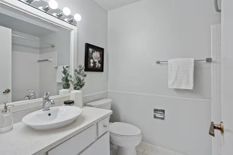 $210,000 | 6085 Lincoln Drive, Unit 222, Edina, MN 55436