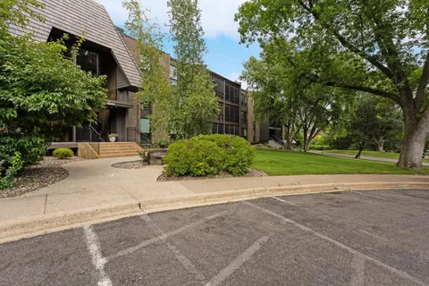 $210,000 | 6085 Lincoln Drive, Unit 222, Edina, MN 55436