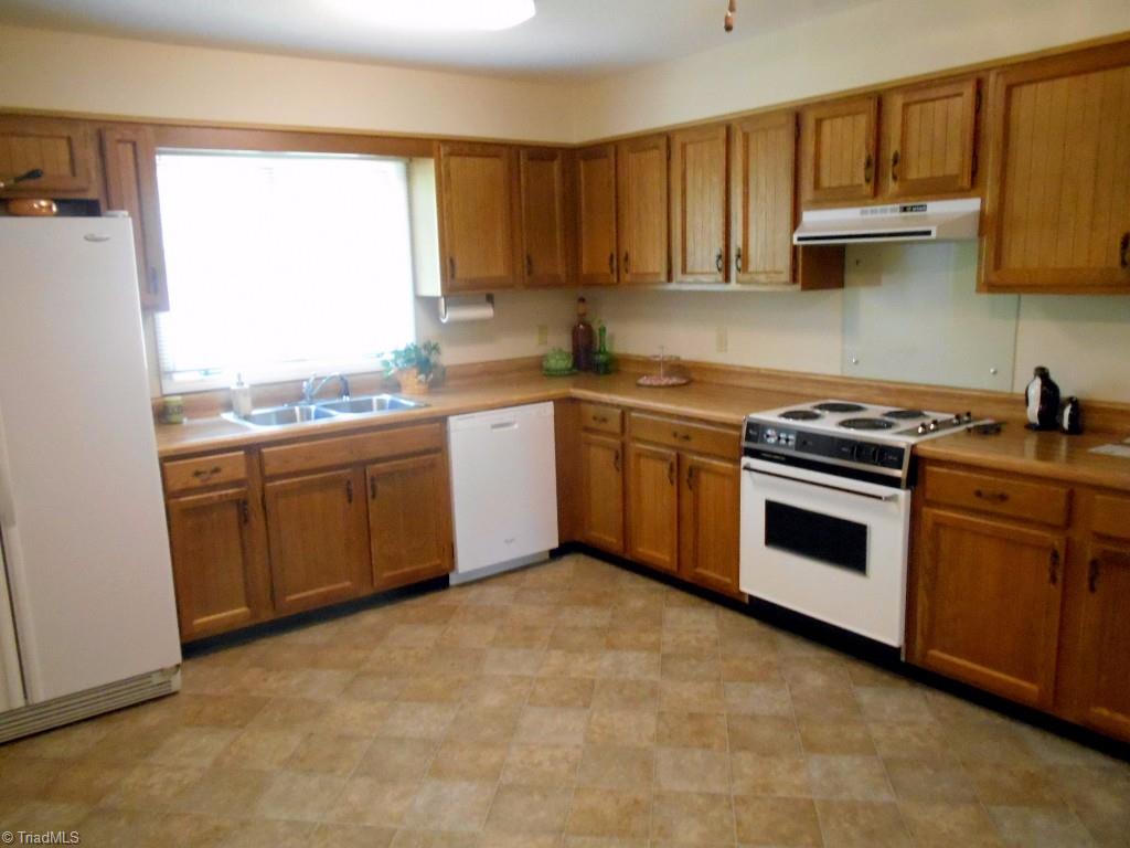 134 Old Mill Road High Point, NC 27265 - Photo 6 of 25 Kitchen. All white appliances stay.