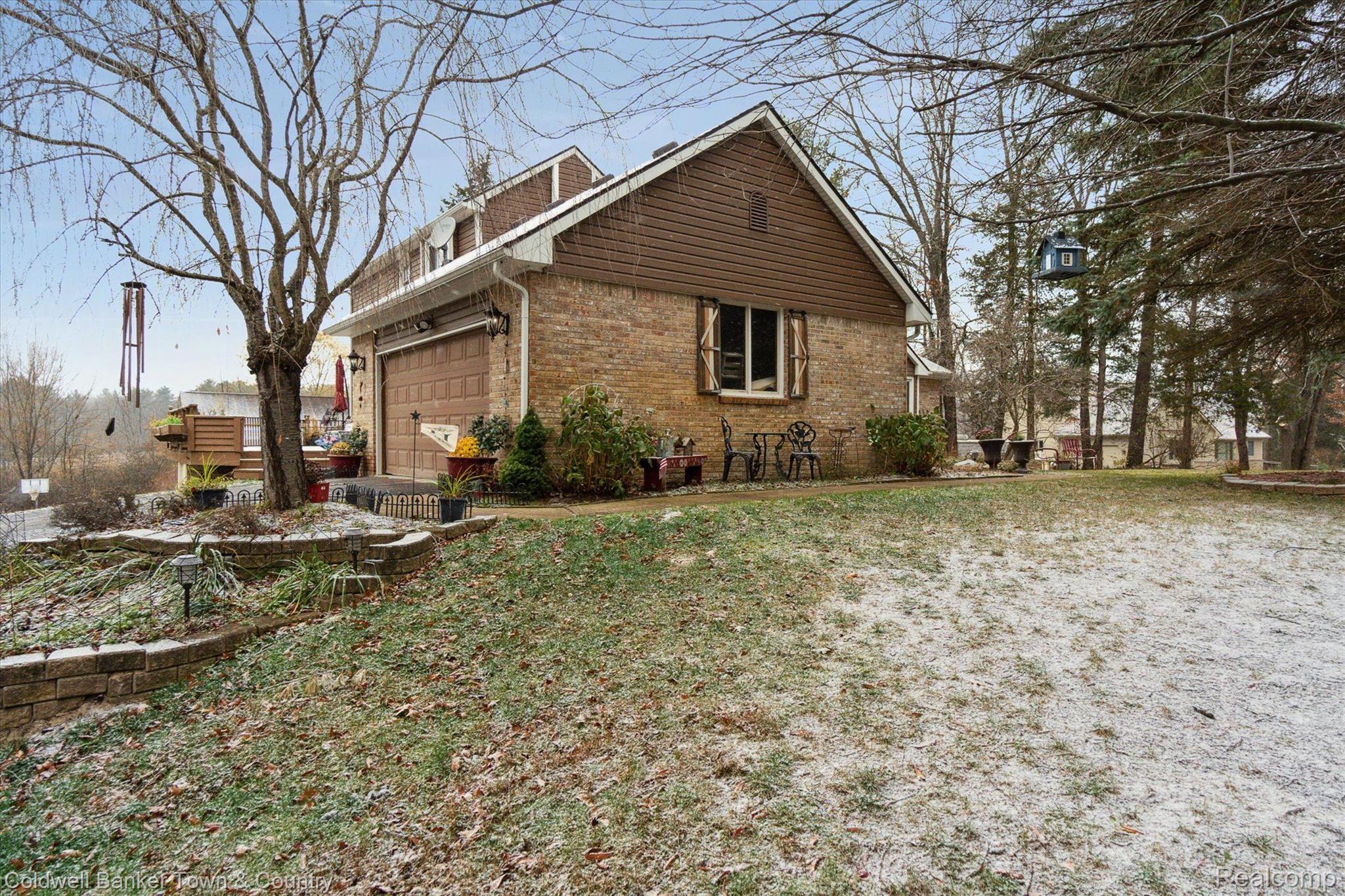 Side View/Garage Entrance