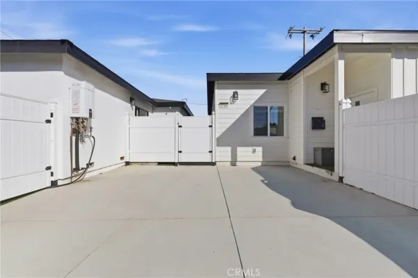 a view of a house with entryway