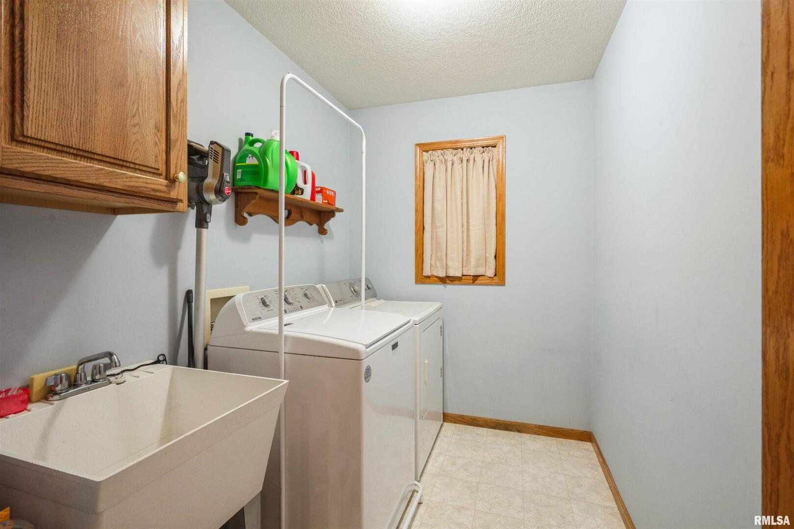 1205 28th Avenue Silvis, IL 61282 - Photo 16 of 24 a bathroom with a sink and tub
