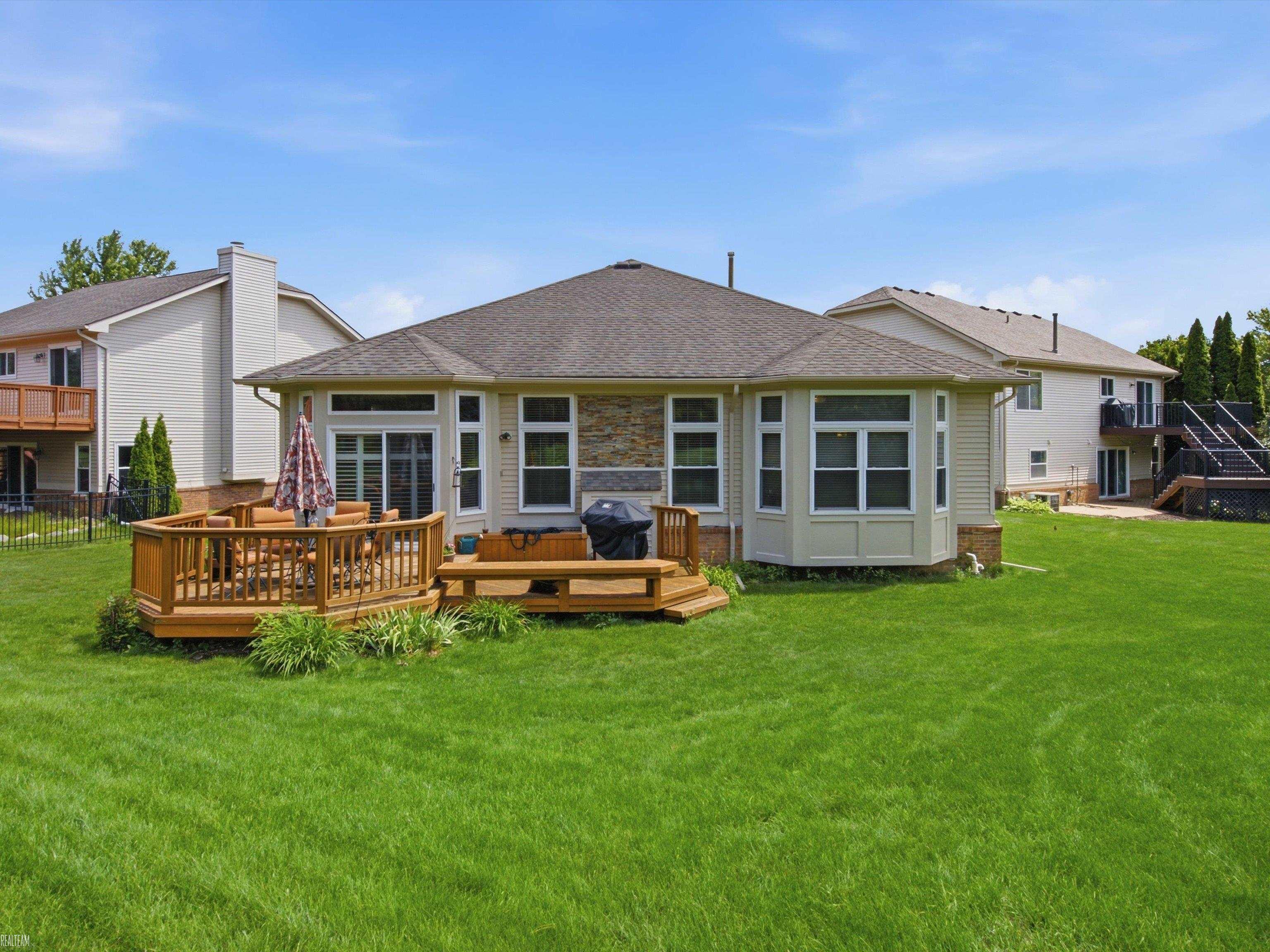 4652 Amberwood Court Rochester, MI 48306 - Photo 33 of 45