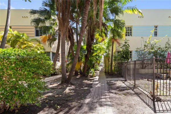 $2,700 | 1219 Meridian Avenue, Unit 4, Miami Beach, FL 33139