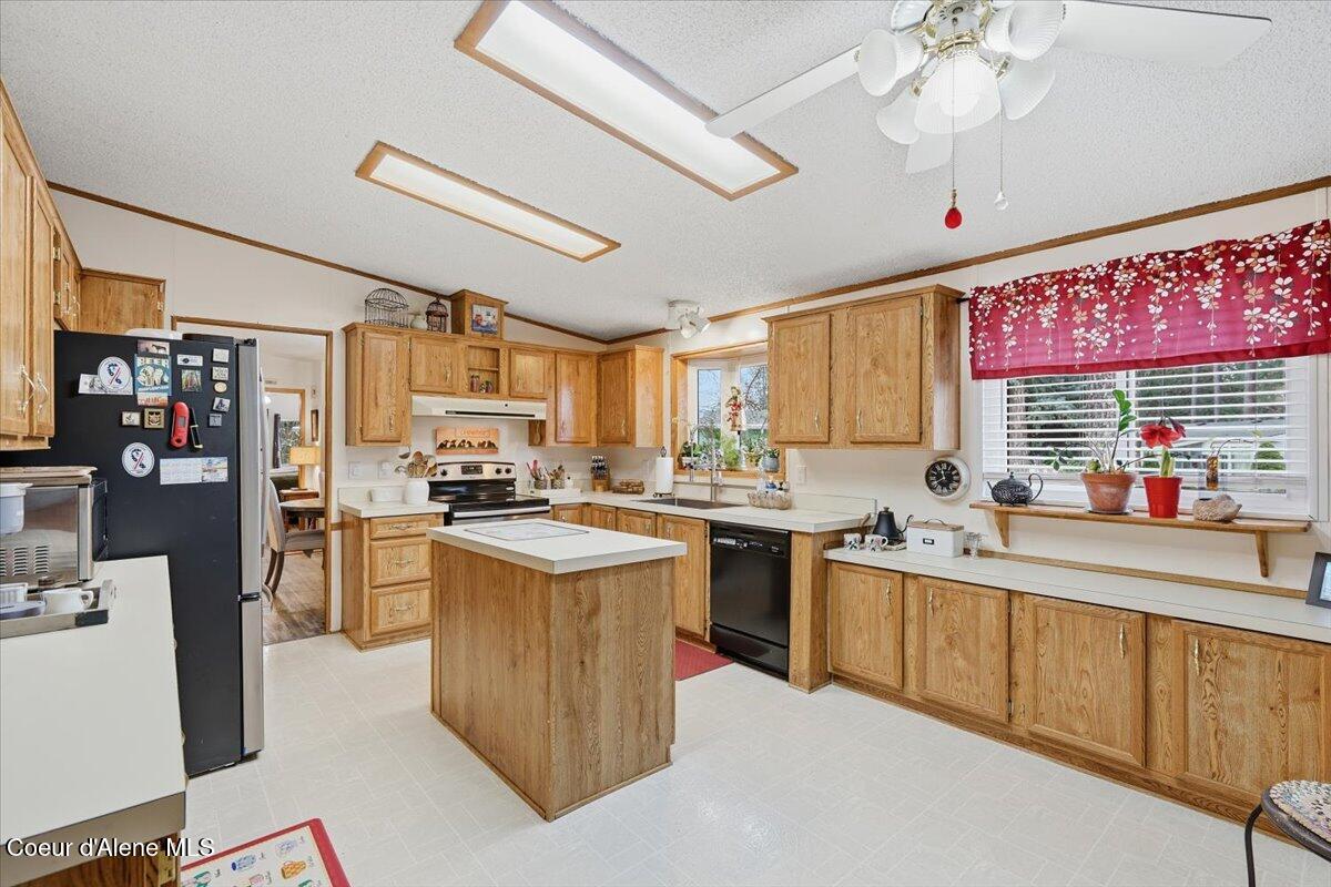 1249 West Shane Drive Coeur D'Alene, ID 83815 - Photo 11 of 42 Lots of Light Kitchen