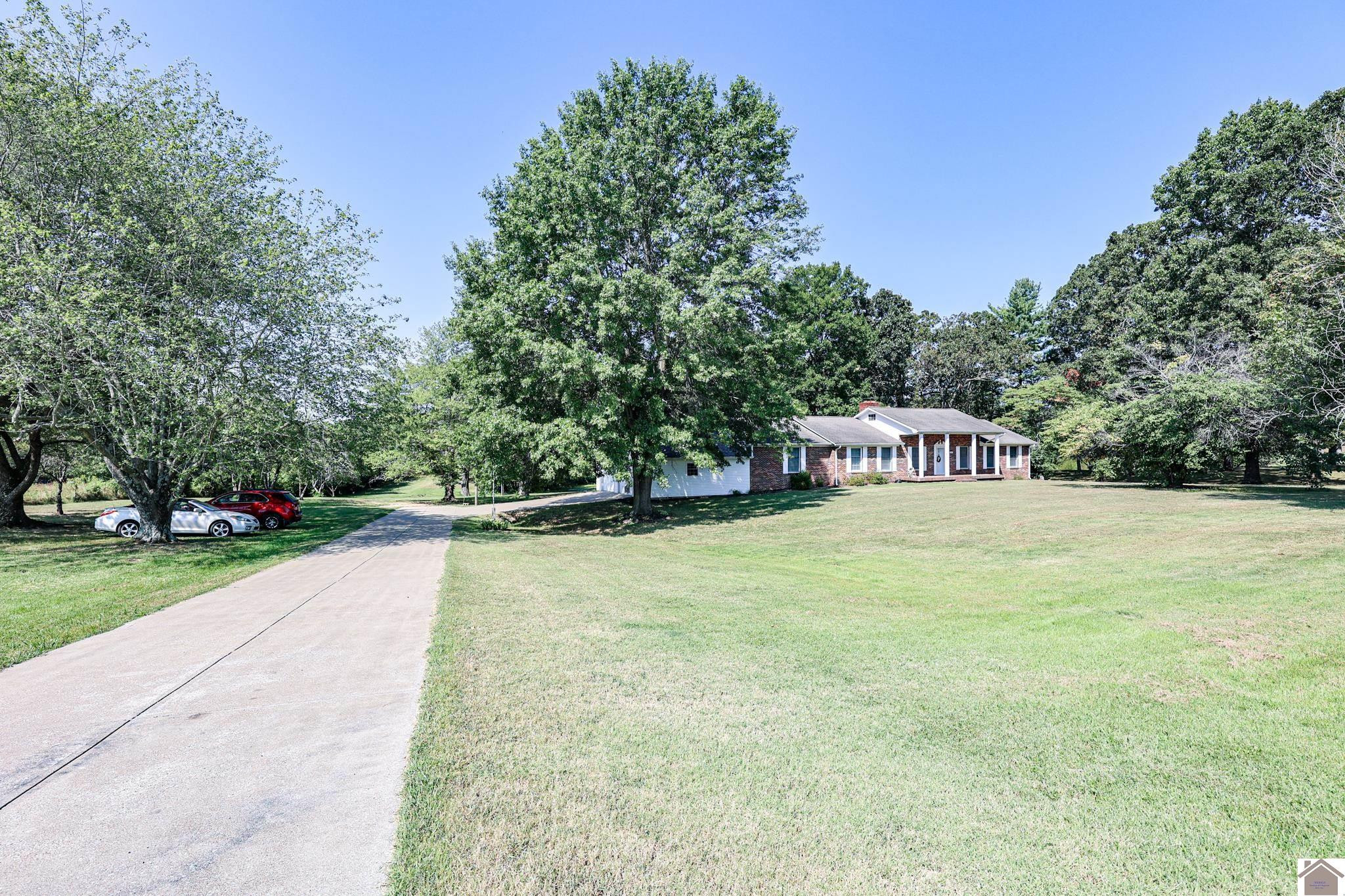 2045 South Friendship Road Paducah, KY 42003 - Photo 2 of 35 Front Exterior/Driveway