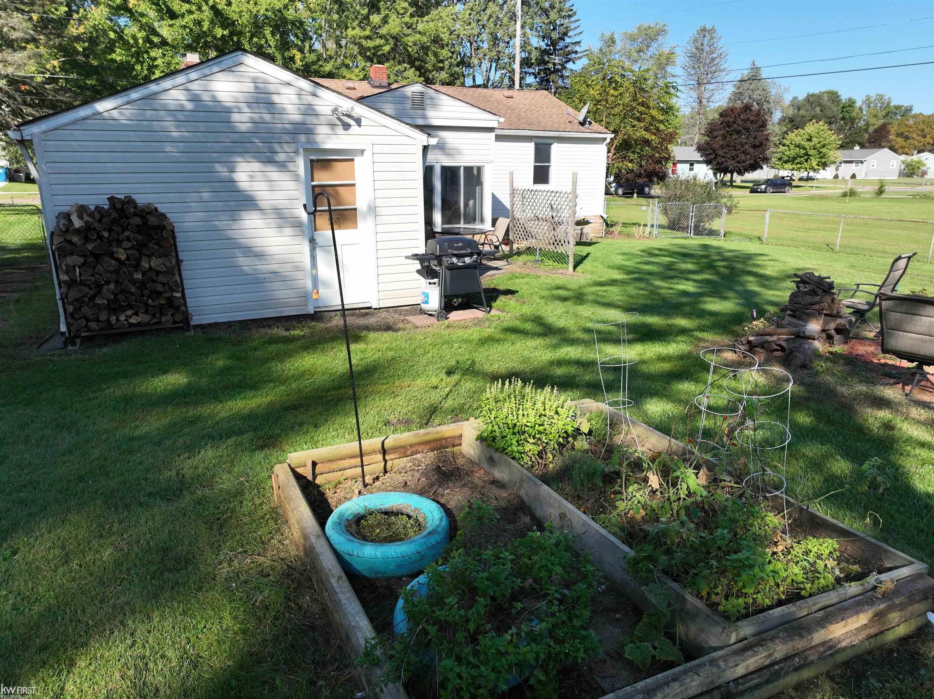 606 Hartner Street Holly, MI 48442 - Photo 2 of 27 50123974-1.JPG