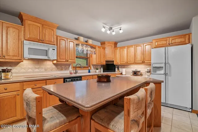 $725,000 | 219 Stone Row Drive, Sciota, PA 18354