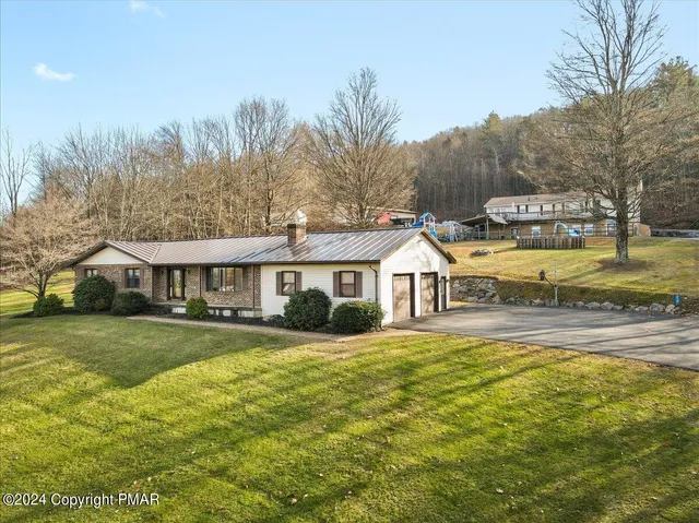 $725,000 | 219 Stone Row Drive, Sciota, PA 18354