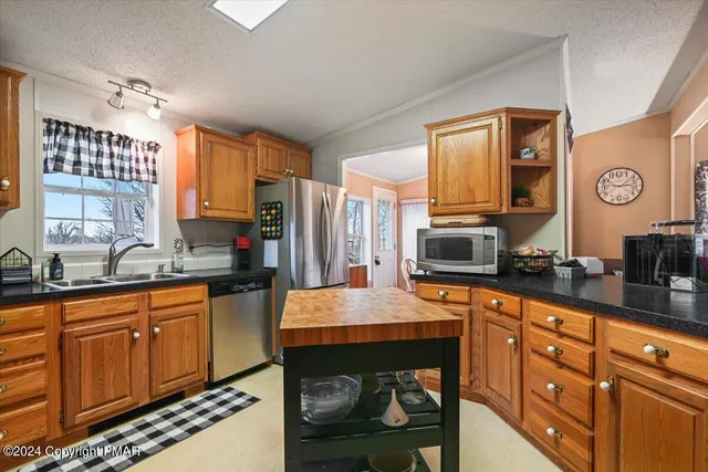 $725,000 | 219 Stone Row Drive, Sciota, PA 18354