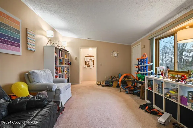 $725,000 | 219 Stone Row Drive, Sciota, PA 18354