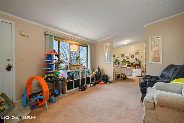 $725,000 | 219 Stone Row Drive, Sciota, PA 18354