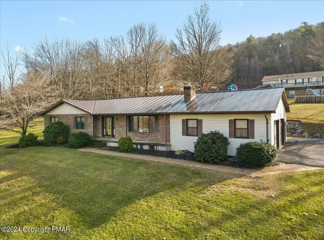 $725,000 | 219 Stone Row Drive, Sciota, PA 18354