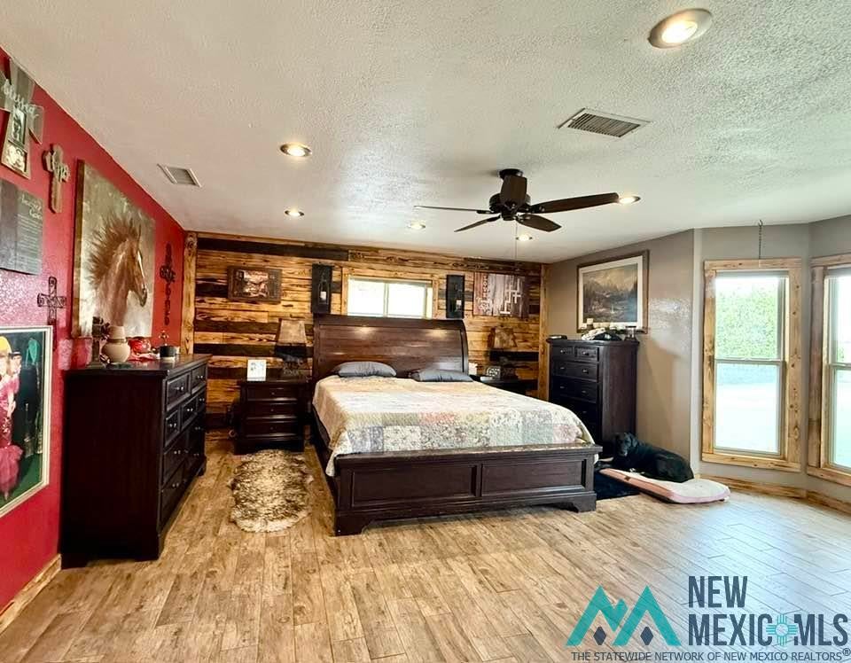 5404 Sioux Road Carlsbad, NM 88220 - Photo 51 of 100 Spacious room featuring wood-finish flooring, recessed lighting, and a ceiling fan