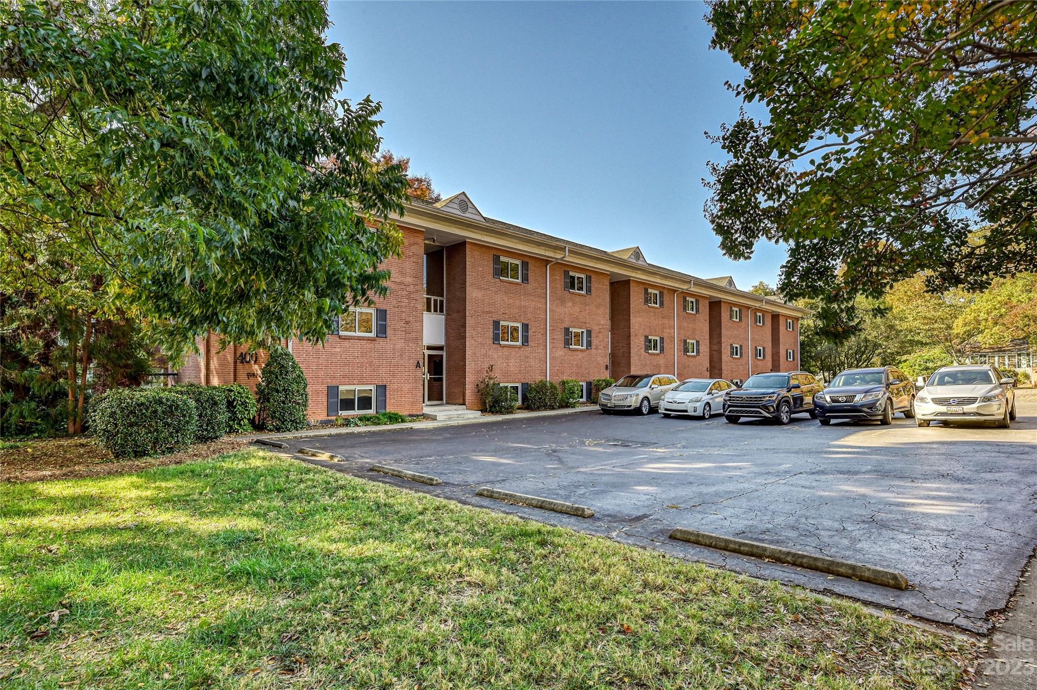 400 Queens Road, Unit B5 Charlotte, NC 28207 - Photo 2 of 20 a view of a house with backyard and a tree