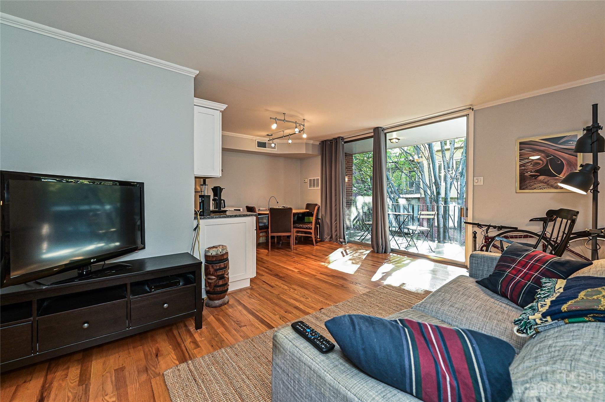 400 Queens Road, Unit B5 Charlotte, NC 28207 - Photo 5 of 20 a living room with furniture and a flat screen tv