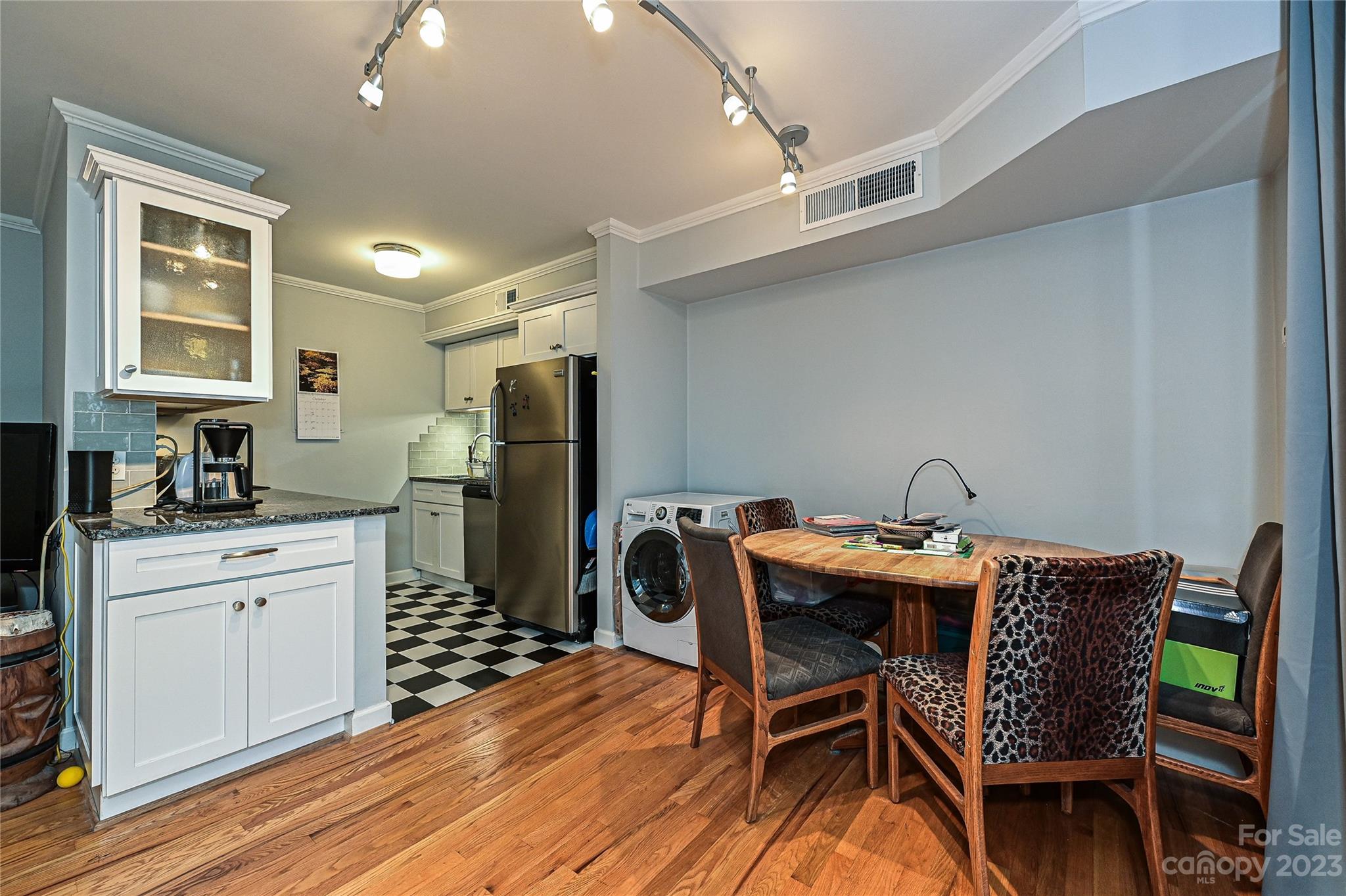 400 Queens Road, Unit B5 Charlotte, NC 28207 - Photo 8 of 20 a kitchen that has a table and chairs in it