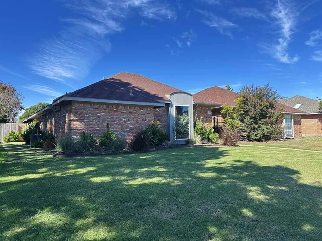 a view of a house with a yard