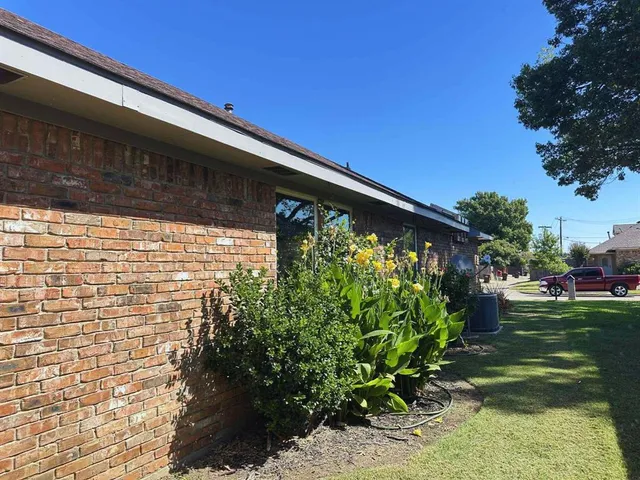 a view of a backyard