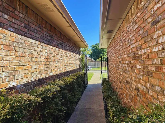 a view of a pathway with a house