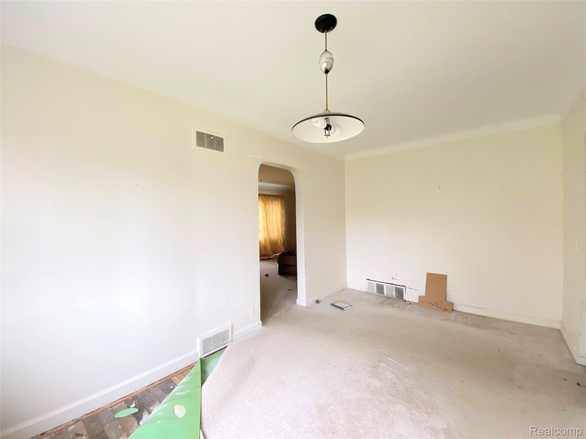 1511 Parke Street Rochester, MI 48307 - Photo 5 of 39 53A215FD-8579-4A91-8038-9DE9916F997B.jpg