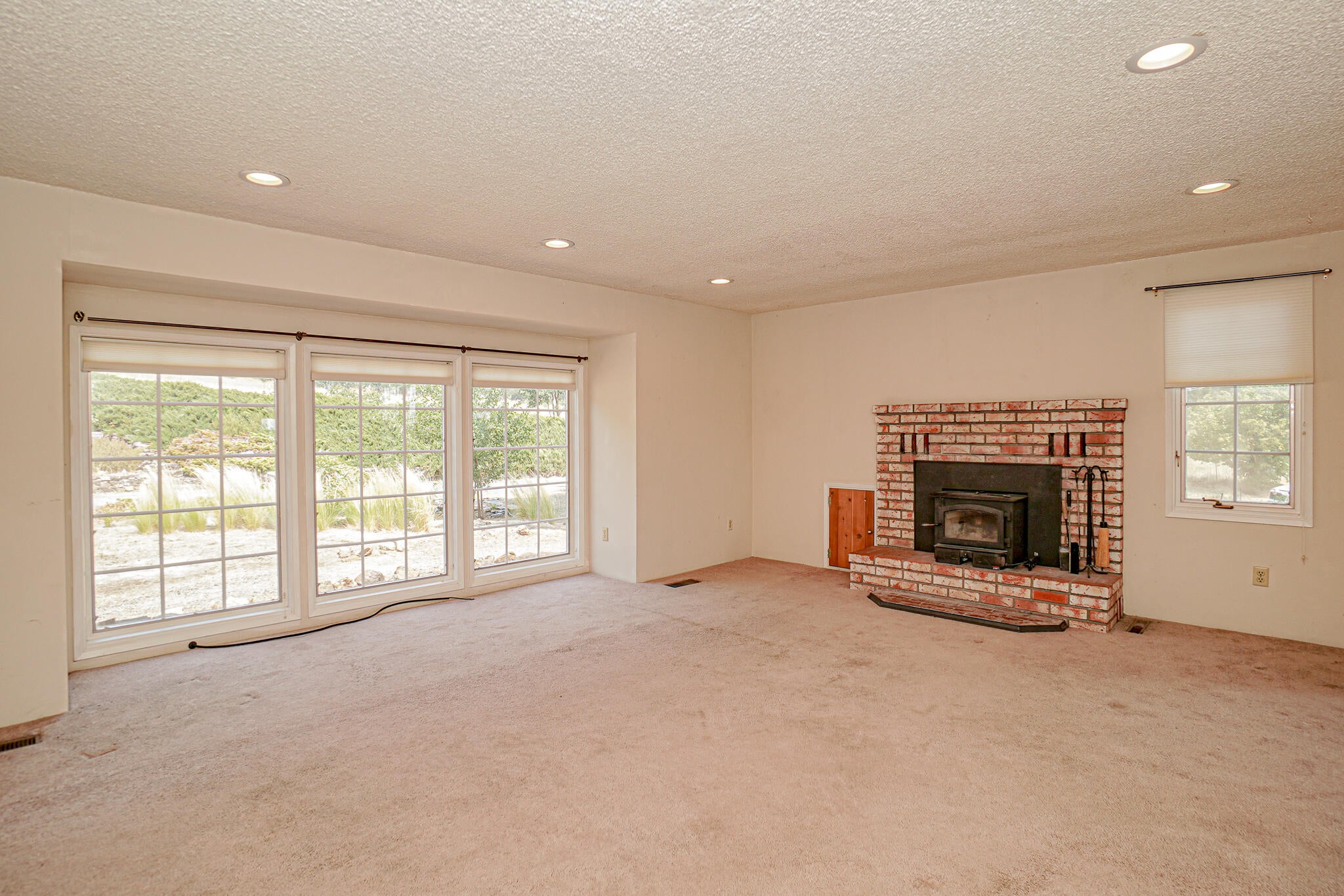 3632 Willow Springs Road Central Point, OR 97502 - Photo 5 of 36 h7