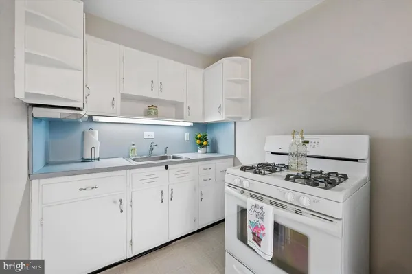 $2,075 | 221 Park Drive, Glenolden, PA 19036